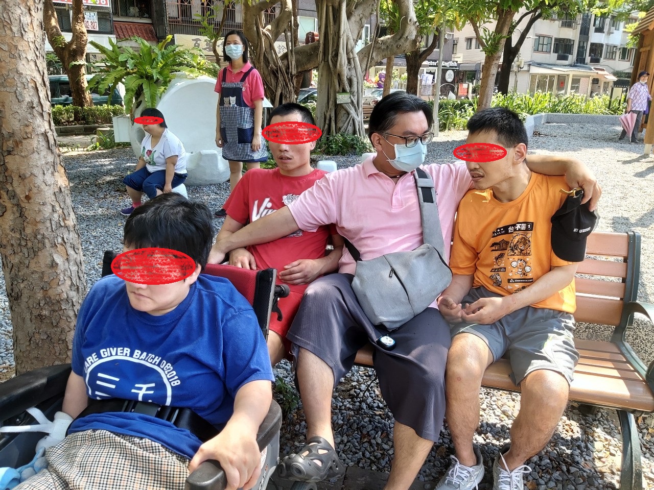 小樺老師手腳併用地照顧服務對象