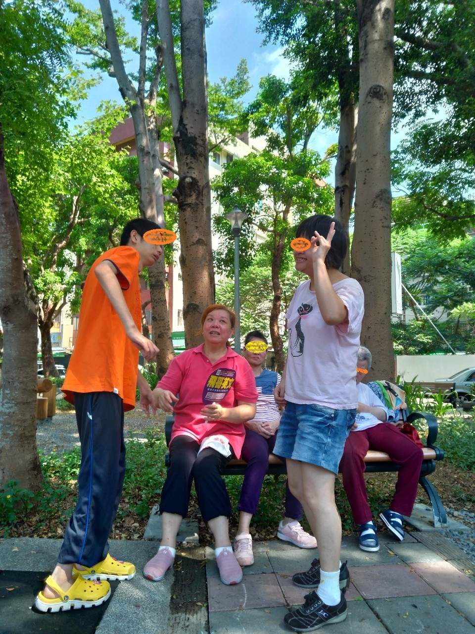 小玲老師引導服務對象開心互動