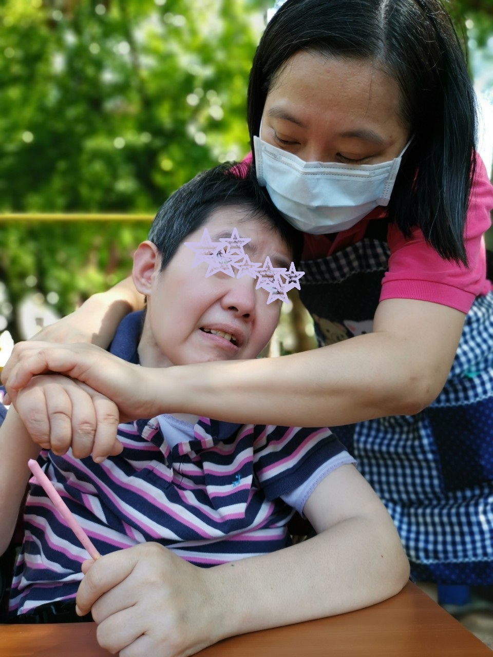小芬老師跟服務對象聊天互動